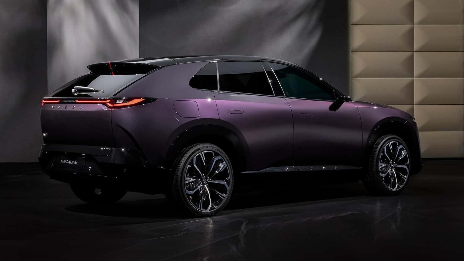 Παρά την καθυστέρηση στο in-house project, η Mazda δεν αποσύρεται από την ηλεκτροκίνηση. Πρόσφατα λάνσαρε στην Ευρώπη το CX-6e.